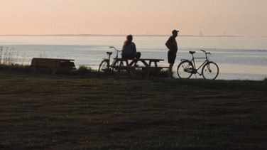 STRANDVEJEN, LYSTRUP STRAND. Cyklister tager et hvil og nyder udsigten STRANDVEJEN, LYSTRUP STRAND. Cyklister tager et hvil og nyder udsigten